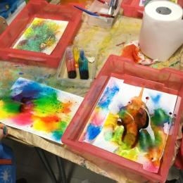 puis on vaporise des gouttes d'encres colorées, qui vont créer d'autres couleurs en se mélangeant entre elles.