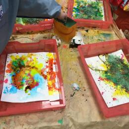 On met du gros sel sur l'encre encore humide. Le sel absorbe l'encre en faisant des nouveaux motifs.