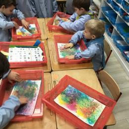 Quand il est sec, on frotte bien pour enlever tout le sel qui a laissé des auréoles décolorées sur les taches d'encre.