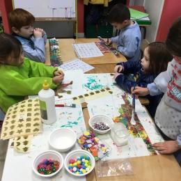 Ensuite, c'est décoration avec collage de gommettes, vernis colle, ajout de pierreries... 