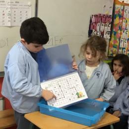 la route des nombres : trouver les différentes façons d'écrire un nombre et tracer le chemin reliant correctement ces diverses façons; 