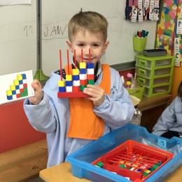 reproduire une carte à partir de cubes superposés enfilés sur des ababques; 