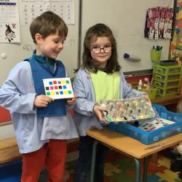 remplir une boîtes de 18 trous avec des cubes selon une carte modèle : repérage dans l'espace; 