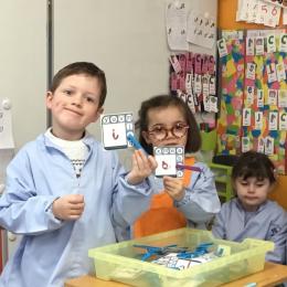 associer lettre scripte et cursive;