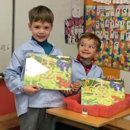 à l'aide d'un crayon aimanté, rassembler les billes de chaque animal selon la couleur qui lui correspond : travail de manipulation et finesse du geste; 