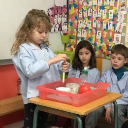 ateleir autour de la précision des gestes : verser de l'eau d'une bouteille dans une coupelle, remplir une autre coupelle en transvasant l'eau à l'aide d'une seringue...