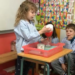 puis remplir la bouteille à l'aide d'un entonnoir, le tout sans renverser une seule goutte!