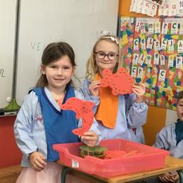 réaliser divers tressages sur des objets en mousse; 