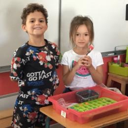 Il y a aussi des jeux avec des vis et des écrous, des cadenas à ouvrir, des brochettes à passer à traver les trous d'un cylindre...