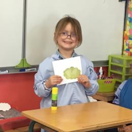 D'autres jeux parlent des animaux : leurs lieux de vie (sous forme de puzzles, d'étiquettes à classer, d'animaux à placer sur des fonds paysagers...Il y a d'autres jeux plus "scientifiques" : classer des images pour dire si les objets sont lourds ou légers, doux ou piquant...