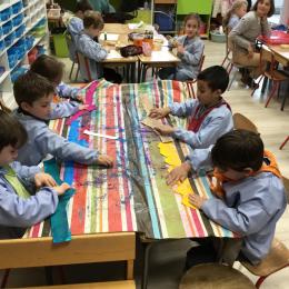 décors de graphismes dans des petits carrés avec du drawing-gum, recouvert d'encre et enlevé apprès séchage pour laisser apparaître le graphisme;