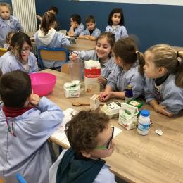 nous avons fait une galette frangipane, une au chocolat et une couronne briochée : lecture de recette, pesées...