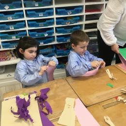 préparation du plateau de jeu par déchirage et collage de bandes pour ressembler au plus près au paysage de l'album.