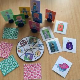 les cartes, les pions et la roue qui remplace le dé;