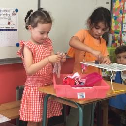 étendre du linge en utilisant de petites pinces à linge pour se muscler les doigts