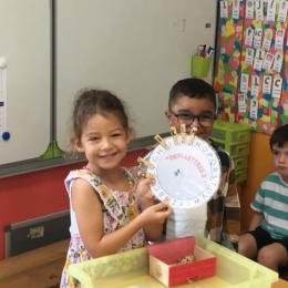 associer la pince avec la lettre majuscule à celle représenté sur le disque. Lire les lettres dans l'ordre ppuis dans le désordre,