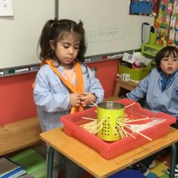 GS: maîtrise du geste : traverser un cylindre percé avec le plus de brochettes possibles sans les casser