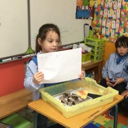 GS : connaissance de l'alphabet : écrire avec des tampons son prénom, l'alphabet et un mot du cahier de mots; 