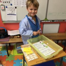 GS : connaissance des lettres de l'alphabet : écrire des mots avec des lettres mobiles; 