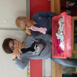 le jeu des chaussettes : faire des paires à accrocher avec des pinces à linge, quelle que soit l'épaisseur des chaussettes!