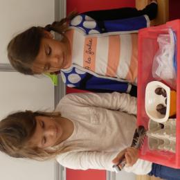 pinces à spaghetti pour attraper des marrons et les ranger dans une boîte à oeufs