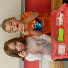 diverses pinces à épiler ou pinces chirurgicales pour attraper des boules de cotillons et les placer dans les alvéoles du bac à glaçons. 