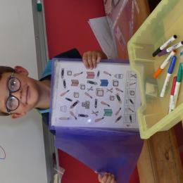 discrimination visuelle : retrouver chaque élément comme le modèle et l'entourer de la bone couleur! 