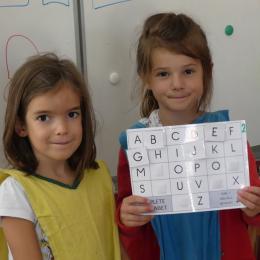 maîtrise de l'alphabet : compléter un alphabet à trou en mettant les bonnes lettres.