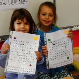 la route de l'alphabet : retrouver l'ordre des lettres et tracer la route correcte. 