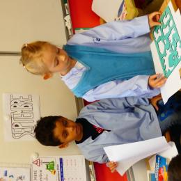 graphisme : composer des dessins à l'aide de plaques évidées.