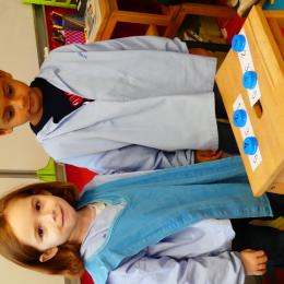 compléter la bande numérique à l'aide des chiffres manquants écris sur des bouchons; 