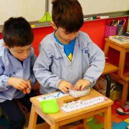 les bandes de dés : placer les constellations des dés du bon côté selon les chiffres ou constellations diverses. 