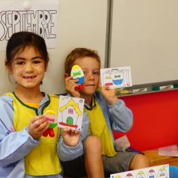 les mathoeufs : construire un personnage mathoeuf en fonction des cartes proposées;