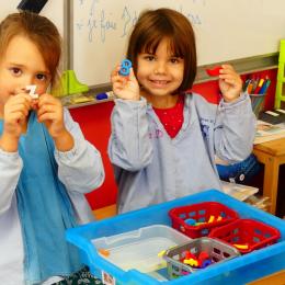 catégoriser : trier et classer des objets selon leurs formes: chiffres, lettres; signes. 