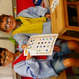 les pavages : recouvrir une planche décorée de points en couleur par des bandes en les plaçant sur les bonnes couleurs; 