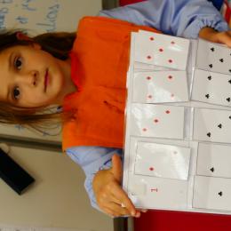 trier des cartes par couleur et associer constellation et chiffre; 