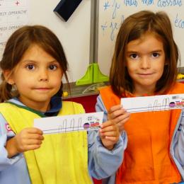 compléter les wagons des trains en plaçant autant de trombonnes sur la carte que la quantité demandée; 